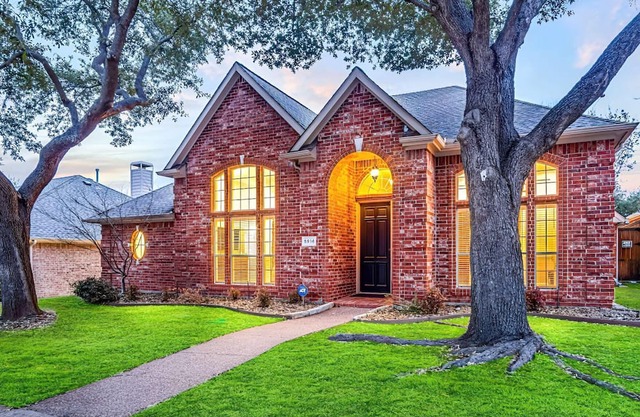 Cozy 4-Bdrm Retreat w/ BBQ and Firepit - Ideal for Lrg Grps and Outdoor Living