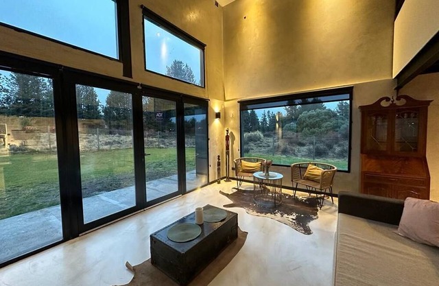MODERNA CASA DE MONTAÑA EN BARRIO RESIDENCIAL MUY CERCA DEL CENTRO DE LA CIUIDAD