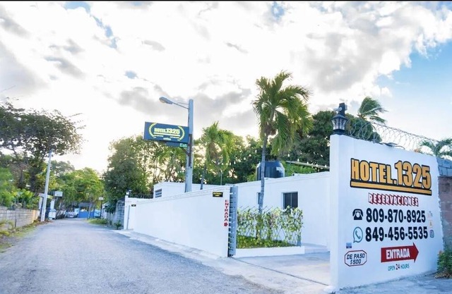 Hotel.1325 A 2 Minutos De La Playa Cómodo y Seguro, En Bani Republica Dominicana
