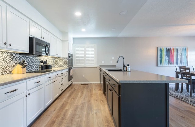 Your ABQ Paradise: Spacious, Views, Pool & Hot Tub