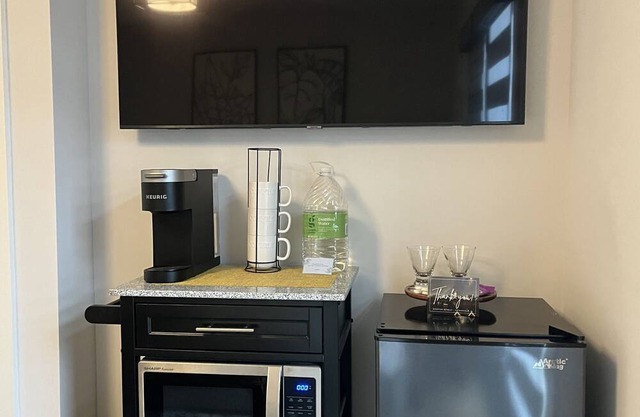 Sleek city studio! Perfect to accommodate your quick trips in the city.