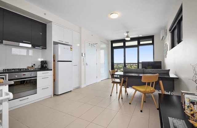 Chic Coburg Haven: Modern 1-Bed Apartment