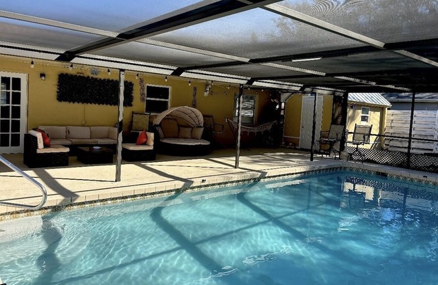 9 miles to beaches. Screened and heated pool. 3 miles to NATHAN BENDERSON PARK.