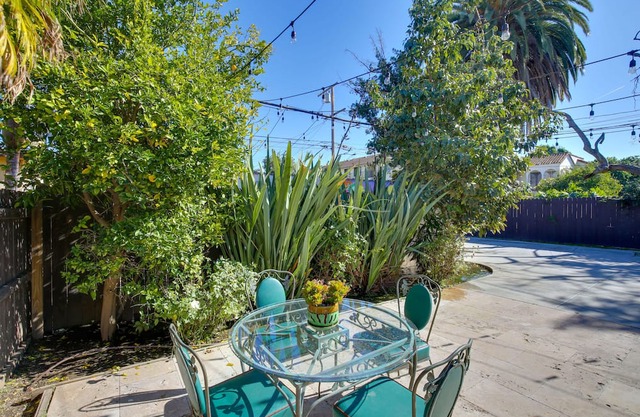 Artsy Long Beach Home w/ Patio: 2 Mi to Downtown!