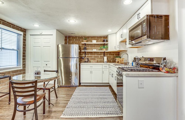 Ohio Studio Centrally Located Near Attractions!