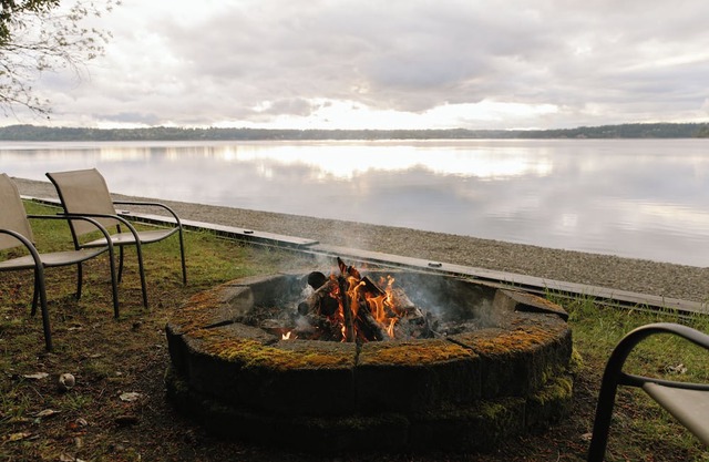 The Cottage on Anderson Island- Waterfront stay with beach, views, and fire pit!