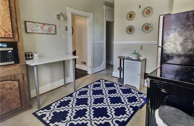 1910s historic brick home, 2 full baths, mountain views, walkable, pets welcome