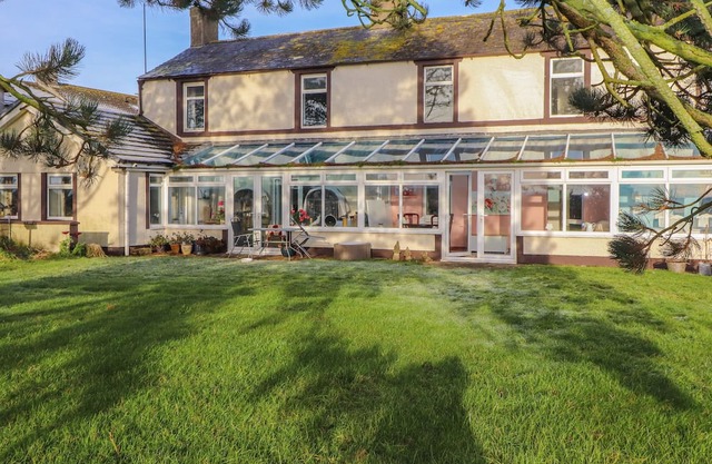 THE STABLES, character holiday cottage, with a garden in Silloth