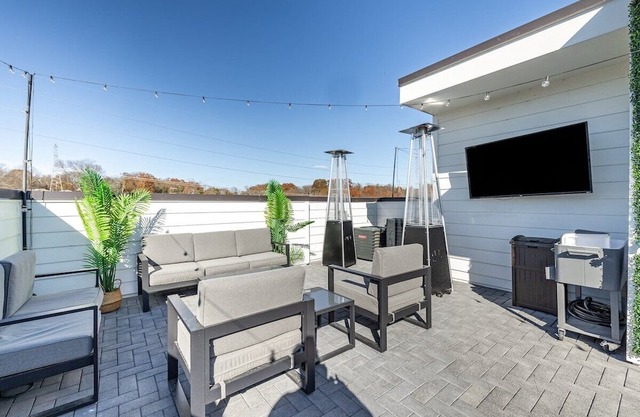 Downtown Home w/ New Rooftop Patio + Heaters