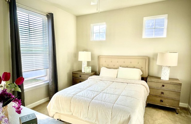 Comfortable stay in quiet and safe neighborhood close to grocery store.