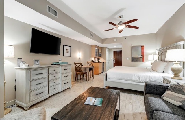 Ground-Floor Studio: Courtyard Patio, King Bed, Kitchenette - Sleeps Up to 4 Guests for a Relaxing Stay! at Sandestin Golf and Beach Resort