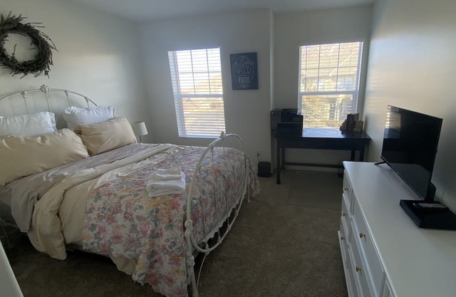 Gorgeous view of the City! Clean room & bath all yours! Come meet our 2 Goldens!