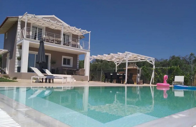 Lovely 3 bedroom villa with private pool, BBQ, few minutes away from the beach.