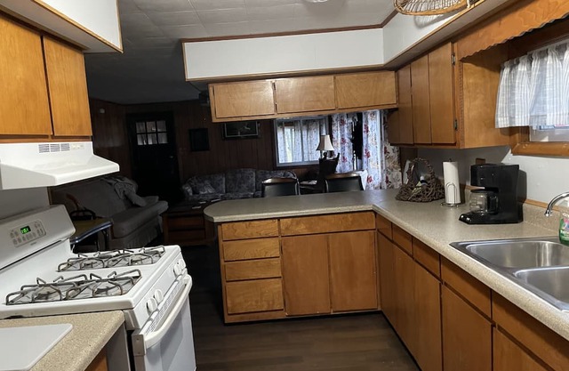 Classy log cabin. 3 bedroom. Great for hunting, fishing or kayaking.