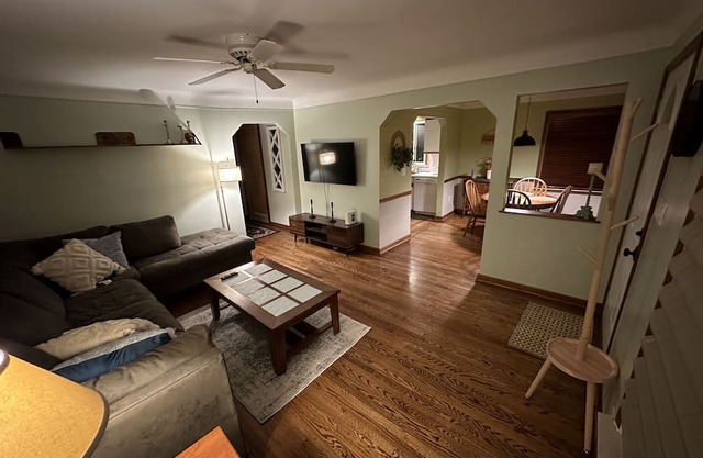 Nice bungalow in quiet Allen Park neighborhood near airports/Downtown Detroit