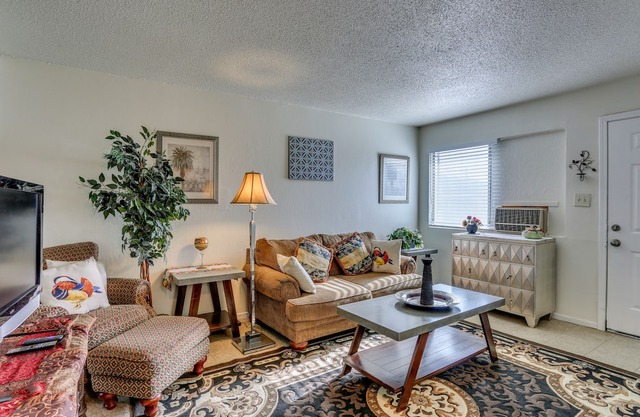 Centrally Located Apt ~ Half-Mi to UCSF Fresno!