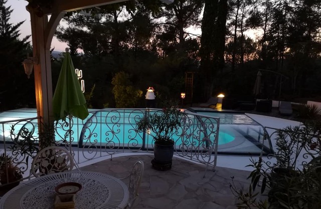 Grande Maison sur 1 ha de Terrain, Clos et Boisé Avec Piscine a la Campagne