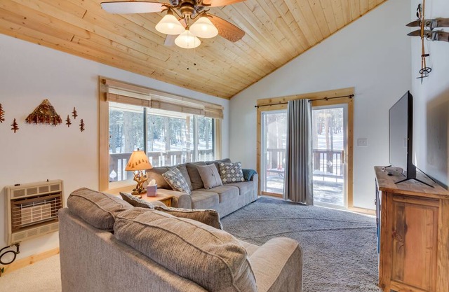 Cozy Angel Fire Cabin w/ Wood-Burning Stove!