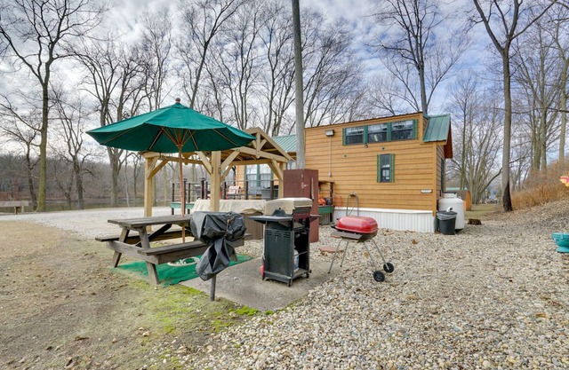 Riverfront ‘Portobello Cabin’ w/ Hot Tub & Canoe!