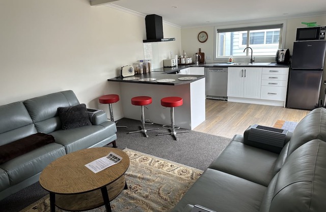 Beautifully renovated duck back cottage Close to Bay and town