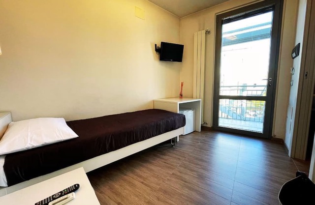 Elegant single room a few minutes from the highway exit towards Milan