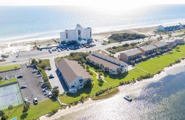 Pensacola Beach and Pier | Waterfront, Free Trolly | My Beach Getaways SDE204