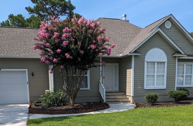 Completely renovated charming cottage style home - pet friendly!