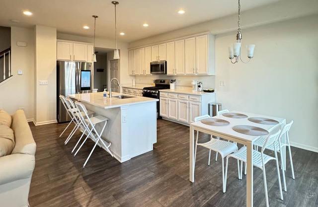 Sleek Townhome in Aurora w/ in-unit laundry - In between Aurora and Naperville