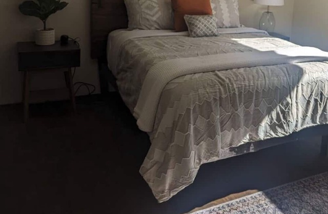 Walk to Downtown & Chico State. Spacious 2 Bedroom with Parking. Pets welcome!