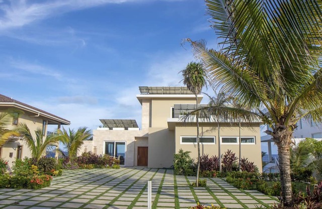Stunning Oceanfront 5 Bed House w/ Infinity Pool