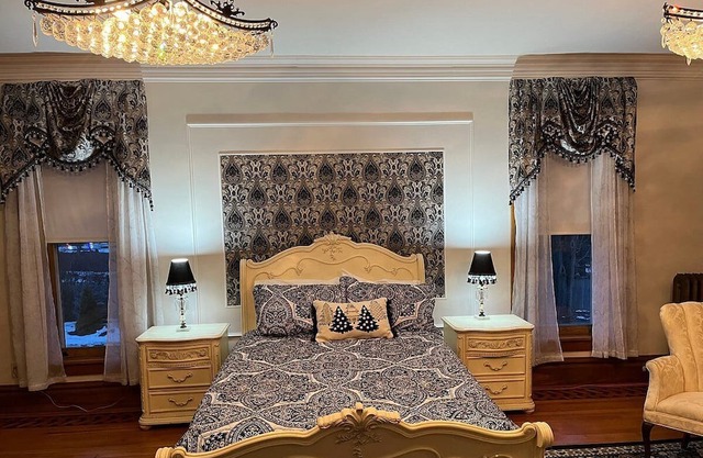 The Chandelier Bed & Breakfast ROOM#4