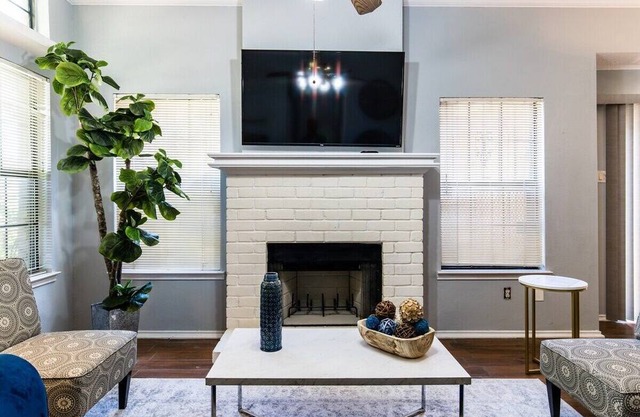 Stylish Dallas Home - 10 minutes to Downtown!