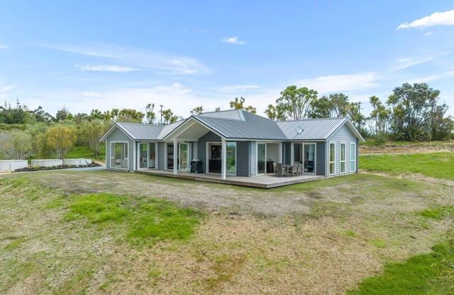 Tara Olive Sanctuary - Large, stylish, sunny holiday home in a beautiful rural setting