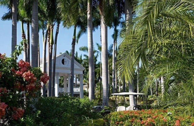 Elegant Stay w/ Spa Services, Free WiFi, Cocktail Lounge & On Site Restaurant