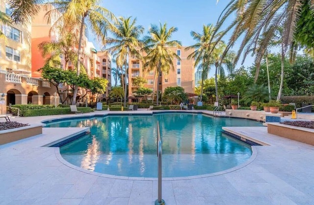 Modern 2BR Haven: Prime Aventura Living