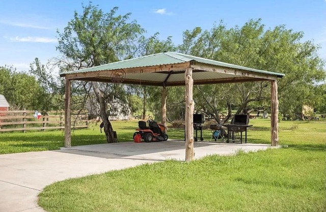 Beautiful 2 acre ranch house 20 min from the beach.