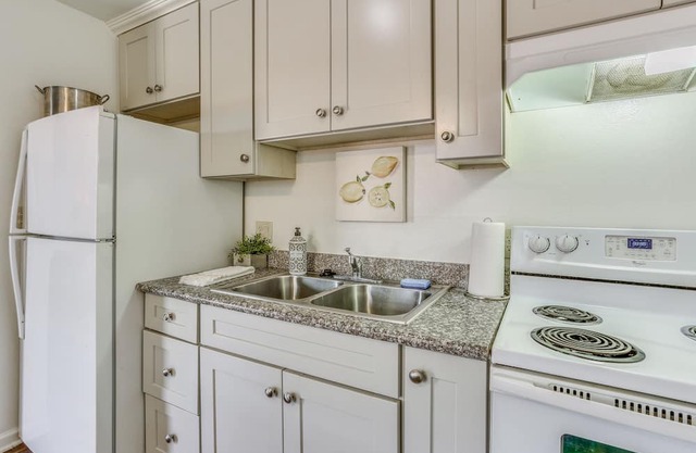 Sunlit Fresno Apartment: 4 Mi to Old Town Clovis!