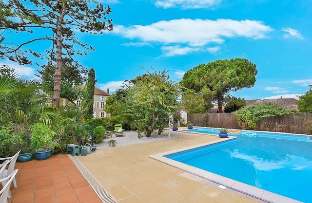 Manoir Hermione - Seven Bedroom Villa, Sleeps 10