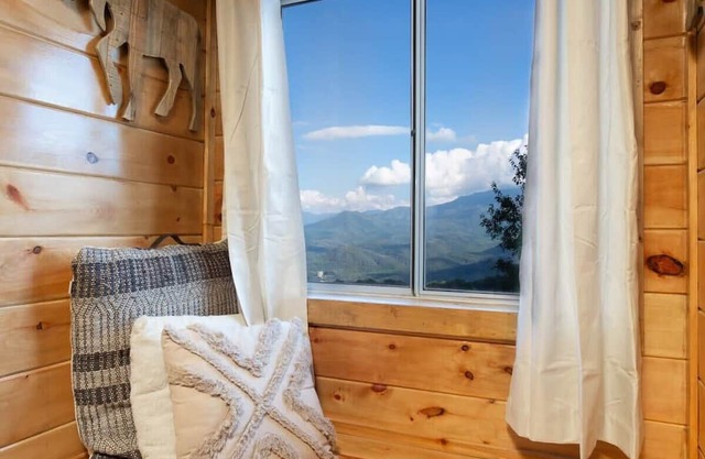 Huge Mt. LeConte View/Indoor Pool & HotTub/Updated