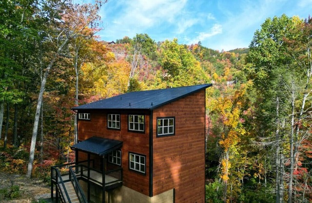 Mountain Haven - Pool Cabin in the Smokies!