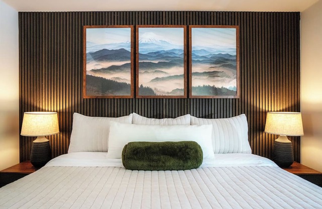 Holiday Special: Stunning Cabin Near Mt. Rainier!