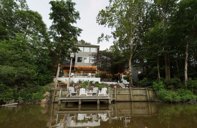 Cozy Lakeside Studio Retreat steps away from the beach