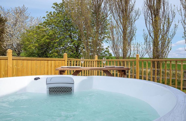 Cosy micro lodge, perfect for a romantic or family retreat.