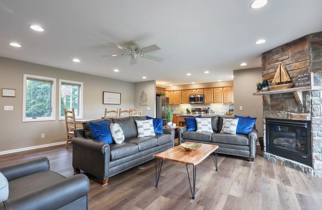 Lake Views * Hot Tub * Fast Wi-Fi * Renovated