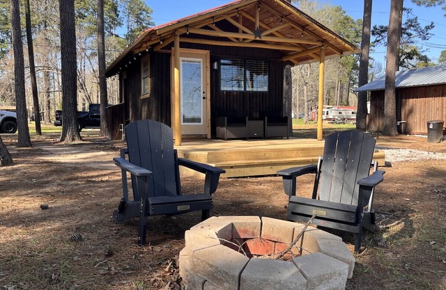 Lakefront Cedar Cabin on Toledo Bend w/pier, boat ramp, firepit, grill,Pets OK