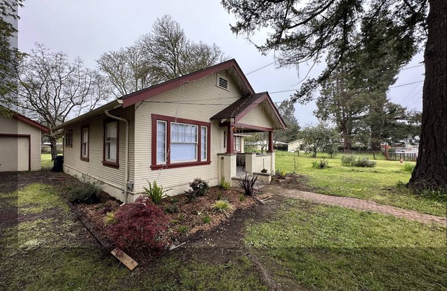 Cozy wine country home on 1 acre in town -walk to vineyards, restaurants, cafes