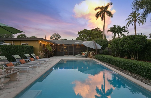 BEAUTIFUL ZEN HOME WITH LARGE HEATED POOL & SPRING DISCOUNT!