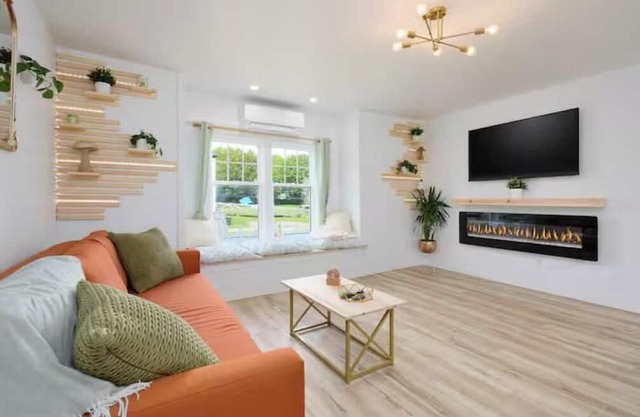 Victorian Penthouse 2 bedroom down town.nnSharennSave