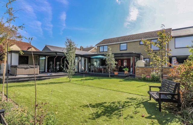 MANOR FARM HOUSE, pet friendly, luxury holiday cottage in Bicester