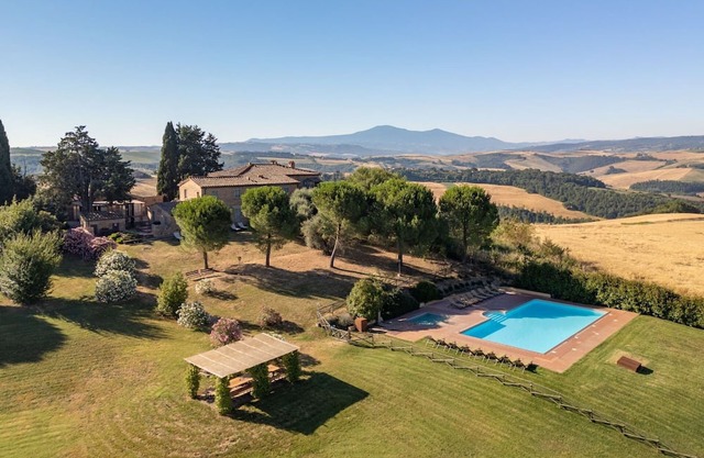 Lovely apartment in villa for 6 people with pool, WIFI, TV, terrace, pets allowed and panoramic ...